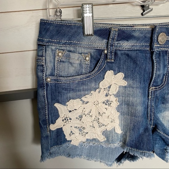 ALMOST FAMOUS mini short floral lace embroidered distressed size 3 - Picture 4 of 12